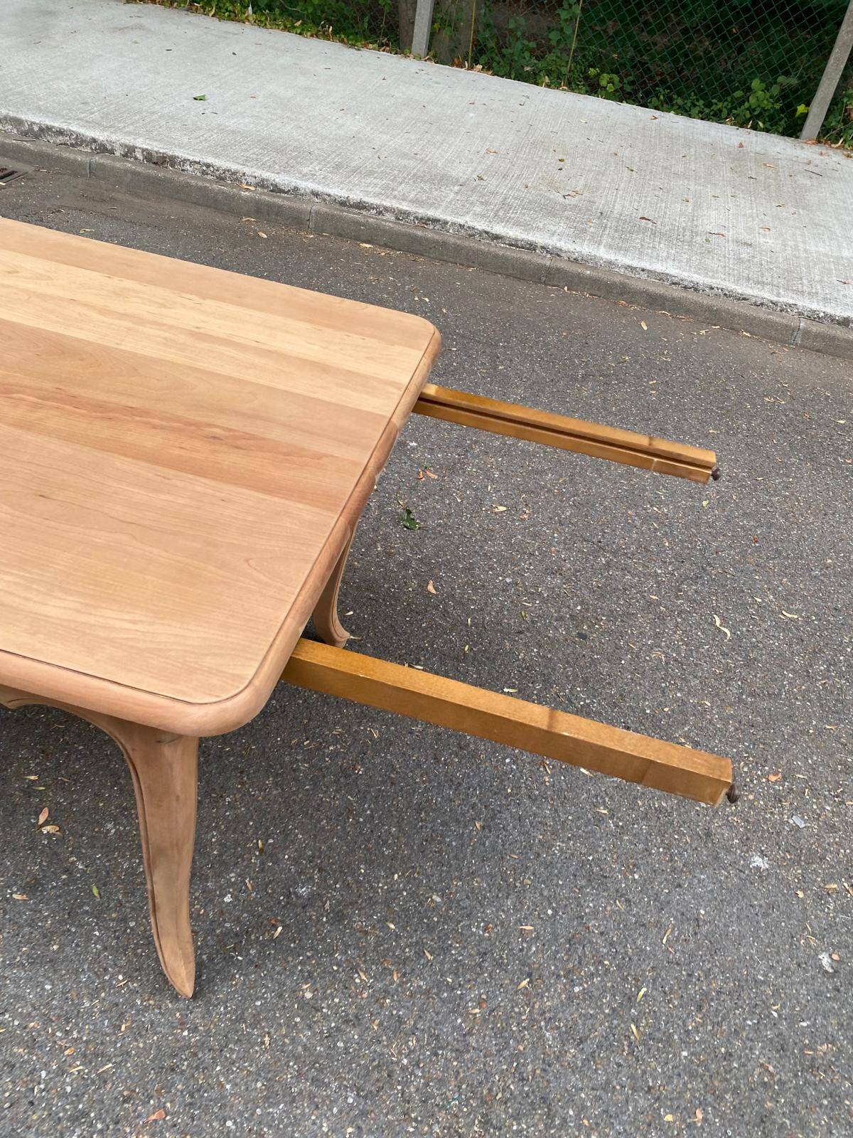 Table à manger de ferme chic extensible décapée en merisier massif Louis XV