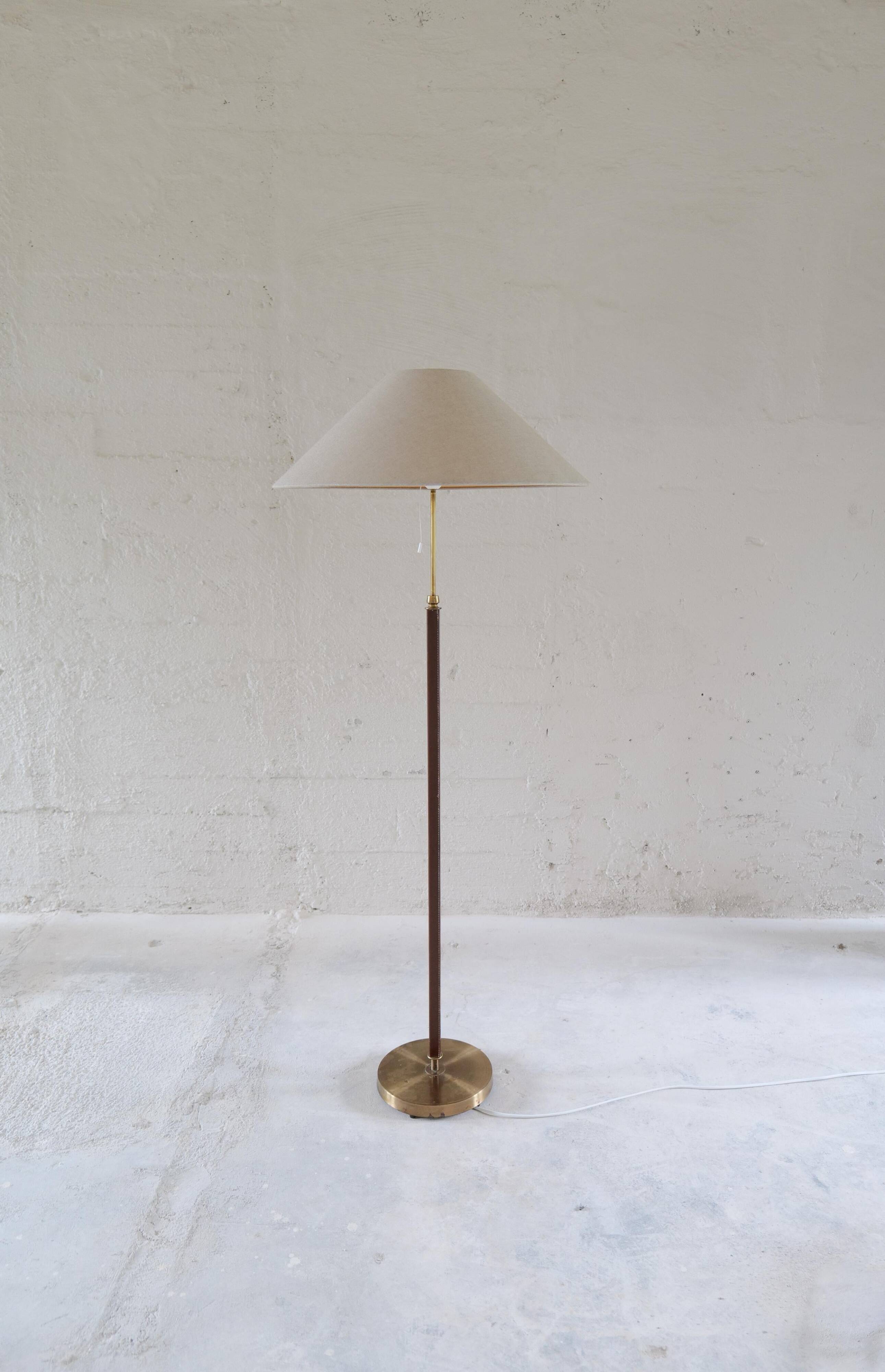 Lampadaire en cuir marron et laiton patiné du milieu du siècle par Falkenbergs Belysning, Suède, années 1960