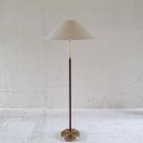 Lampadaire en cuir marron et laiton patiné du milieu du siècle par Falkenbergs Belysning, Suède, années 1960