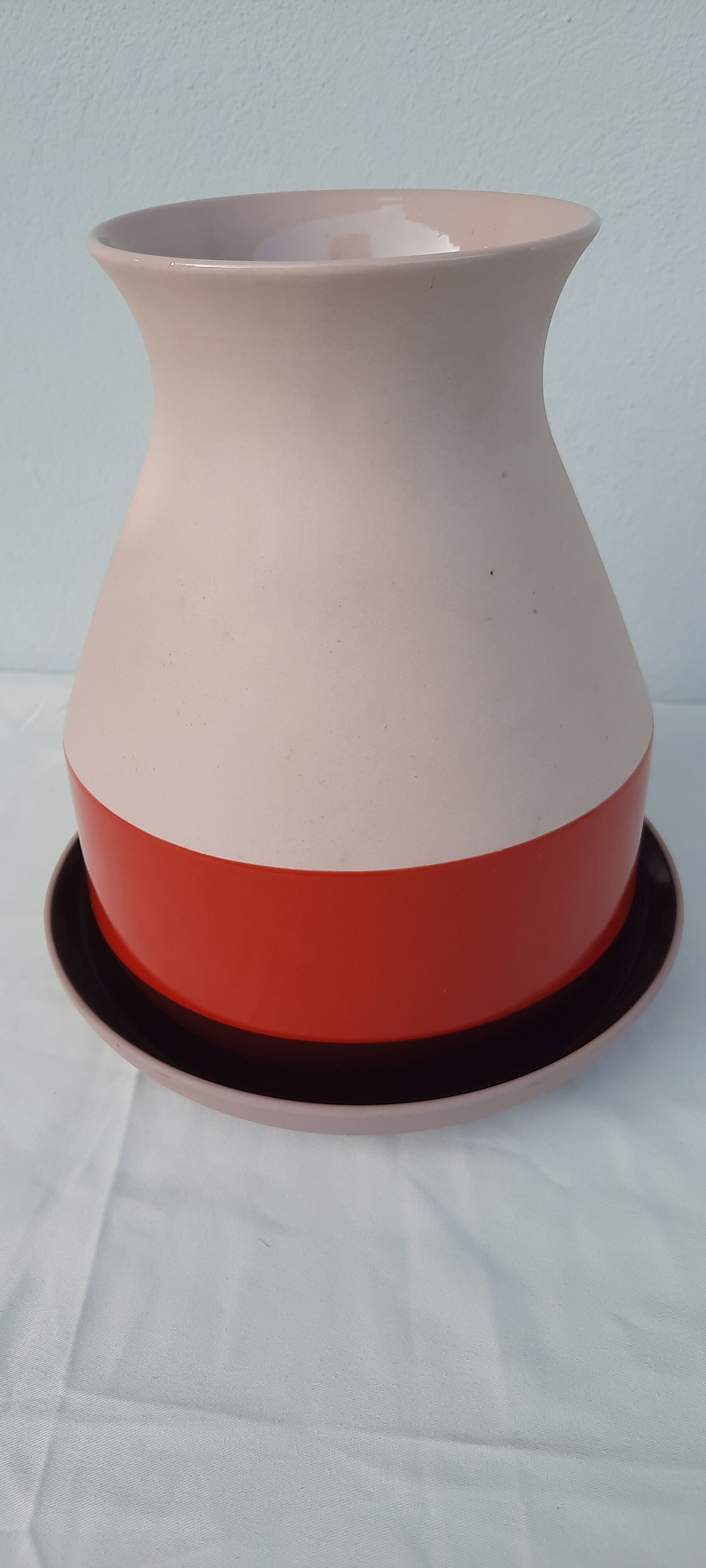 Vase and its saucer design Arian Brekveld