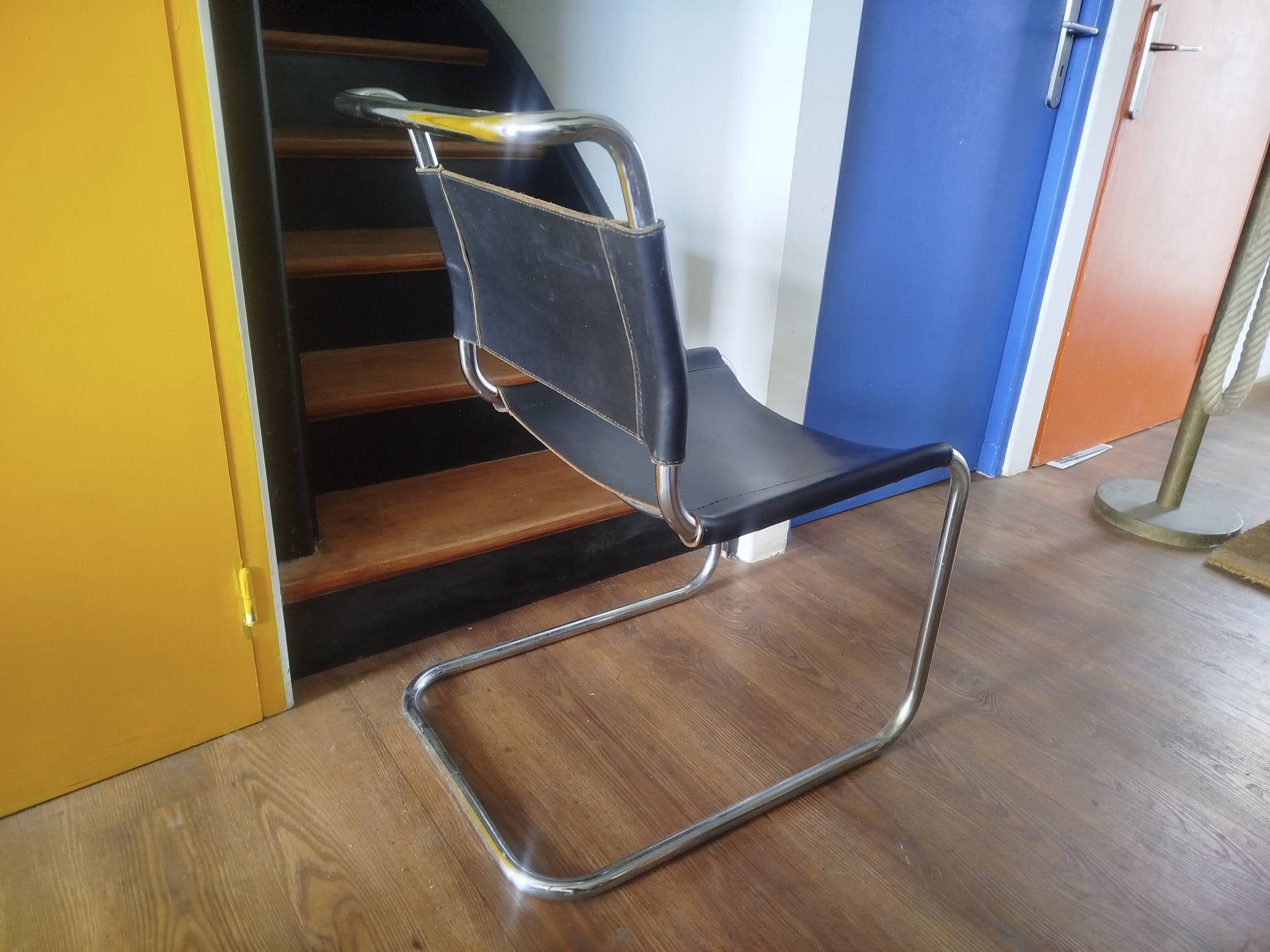 Cantilever chair / armchair Thonet in black leather and chrome metal – from