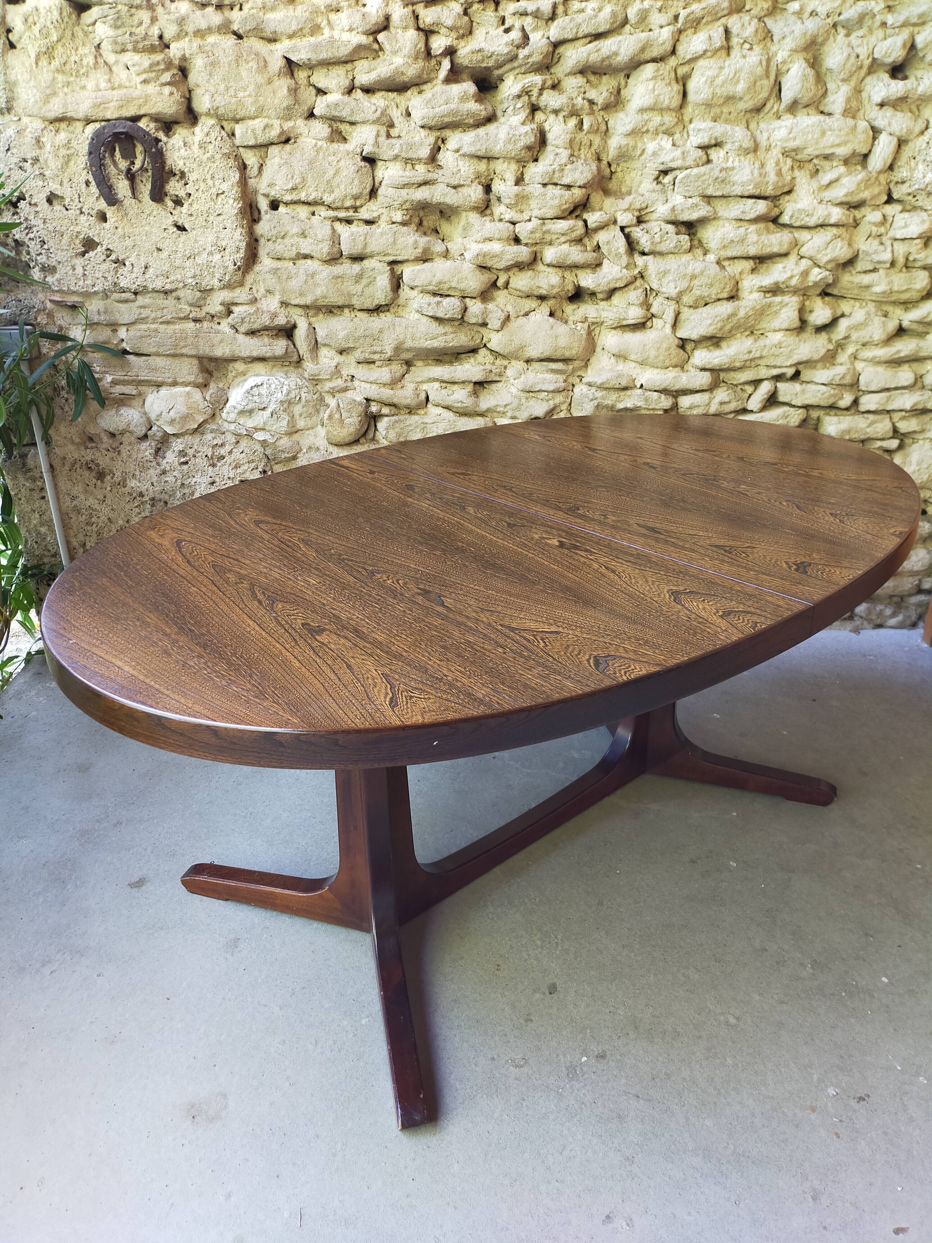 Baumann oval table