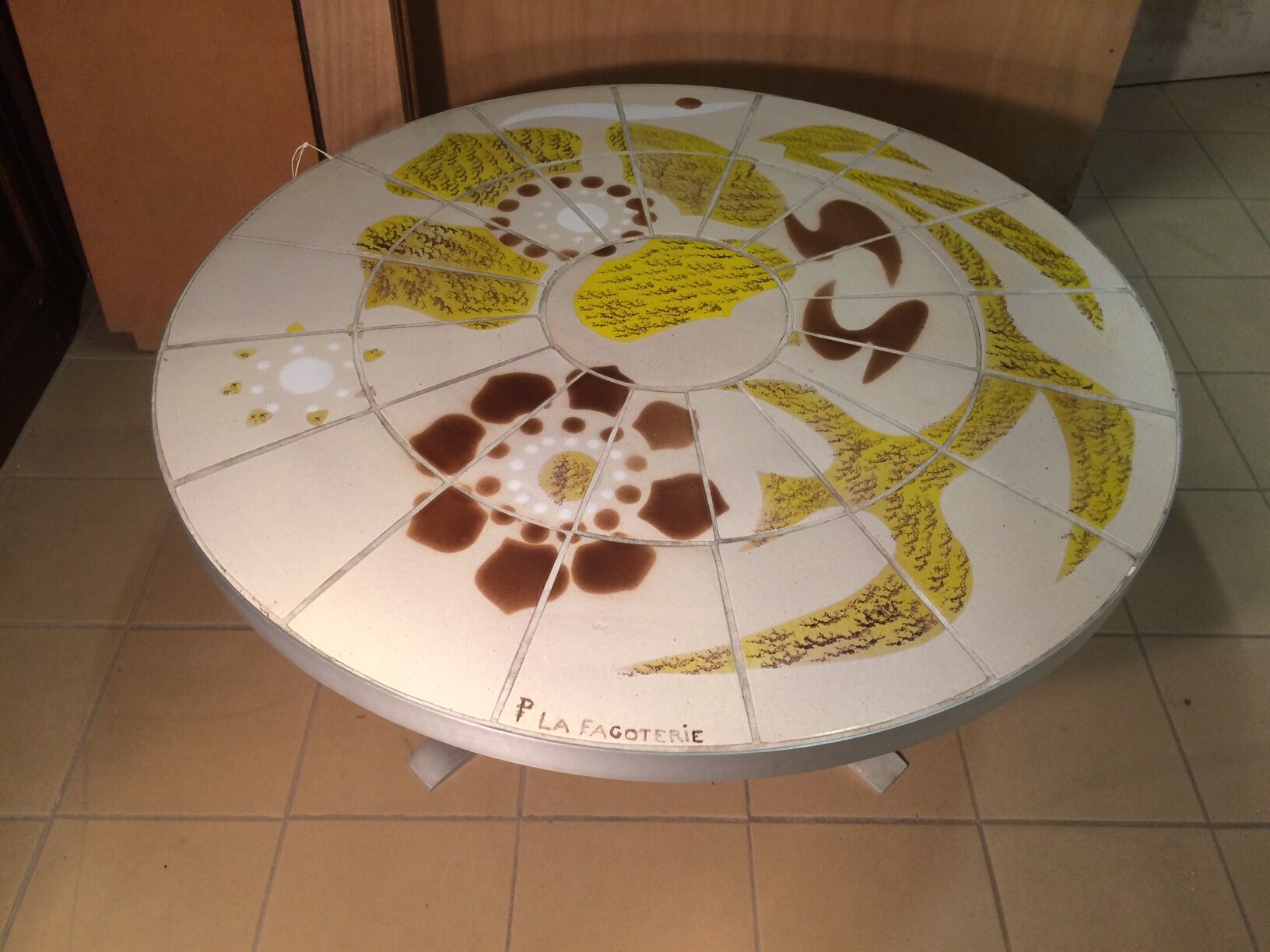 Round vintage coffee table with ceramic tray - 70s