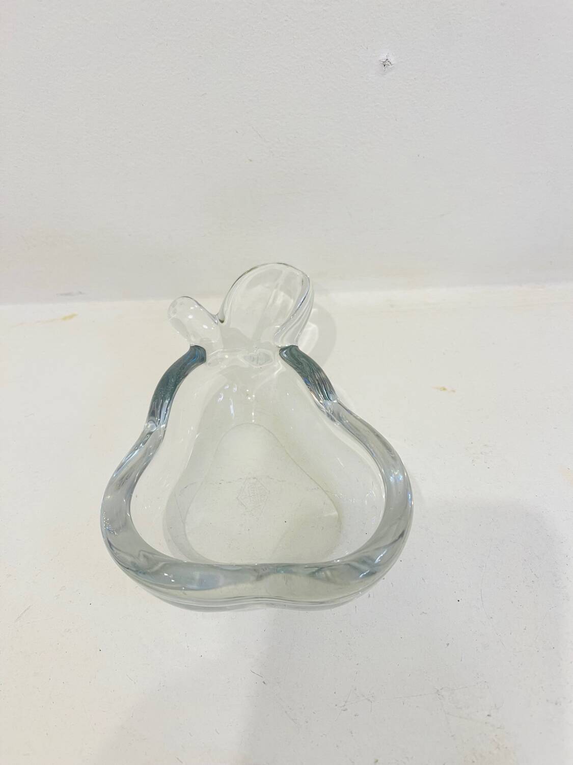 Crystal dish in the shape of a pear – Vannes-le-Châtel, 1970s