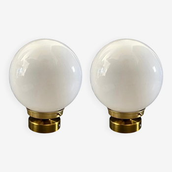 Lot de deux appliques globe en opaline blanche