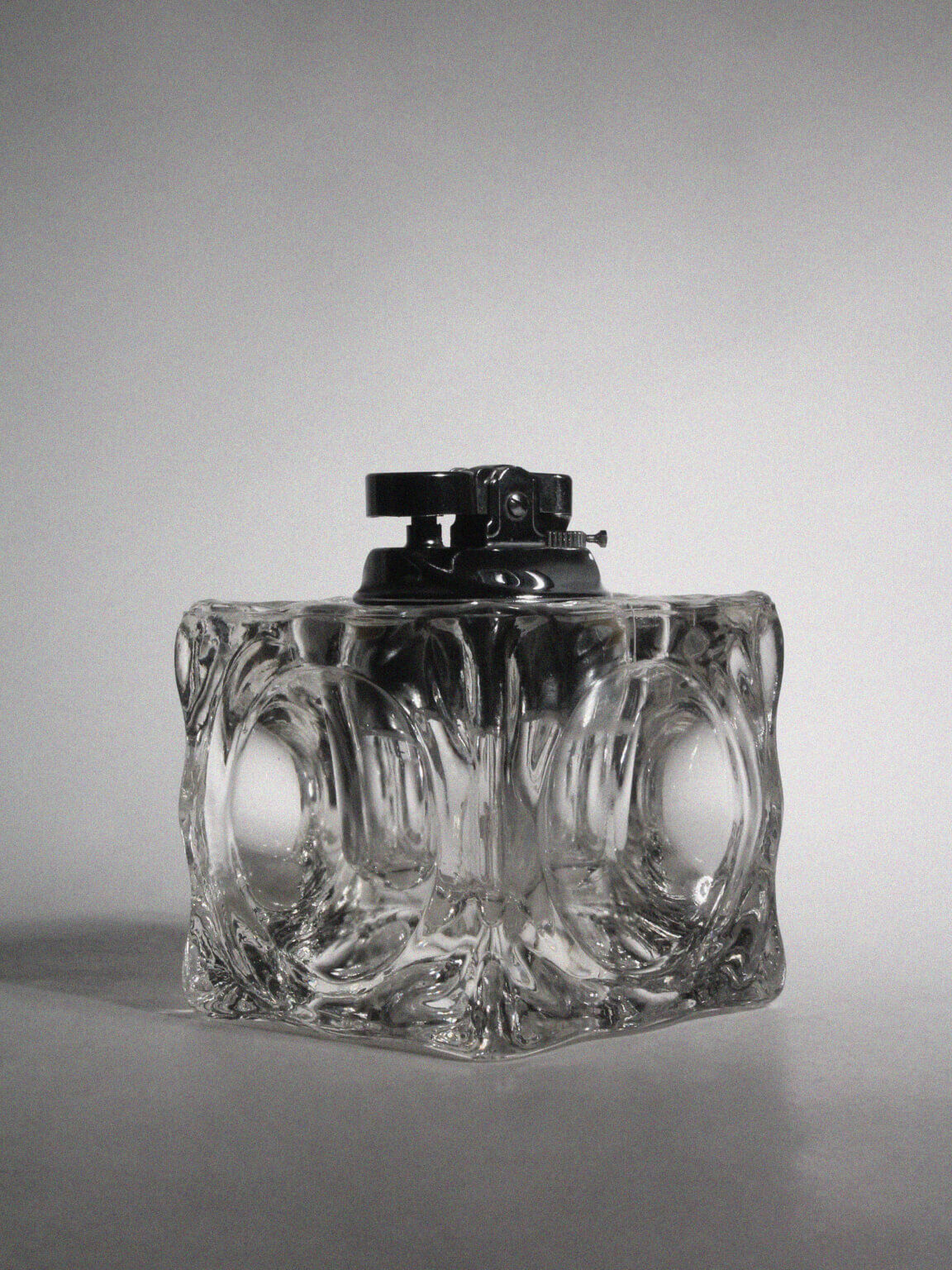 Briquet en verre en forme de cube de glace, années 1970