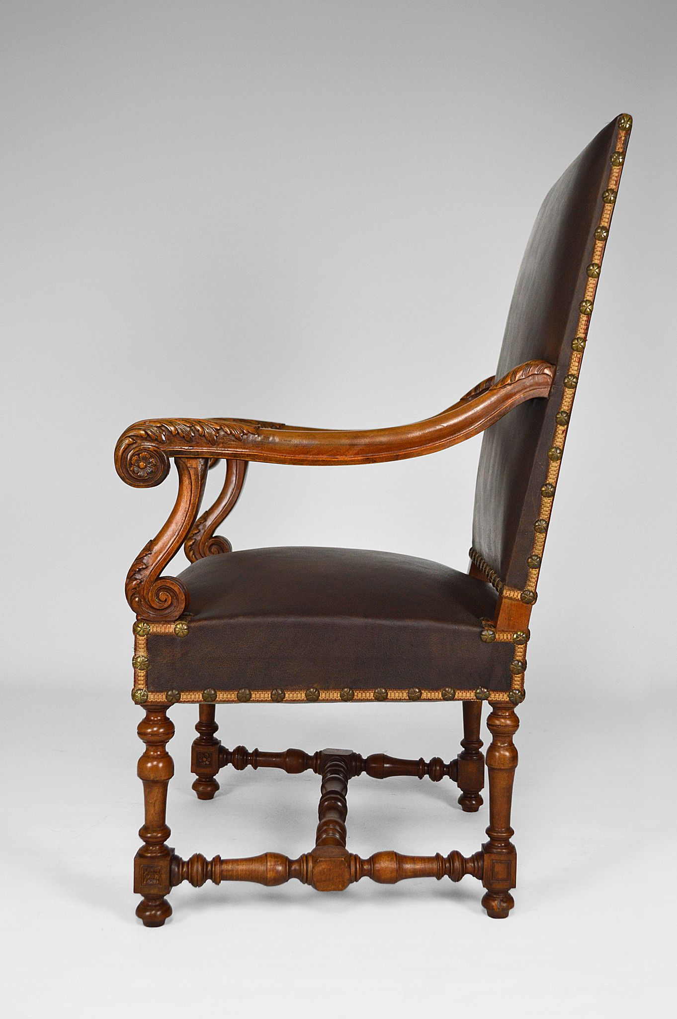 Fauteuil de bureau Louis XIII en cuir et noyer sculpté vers 1860