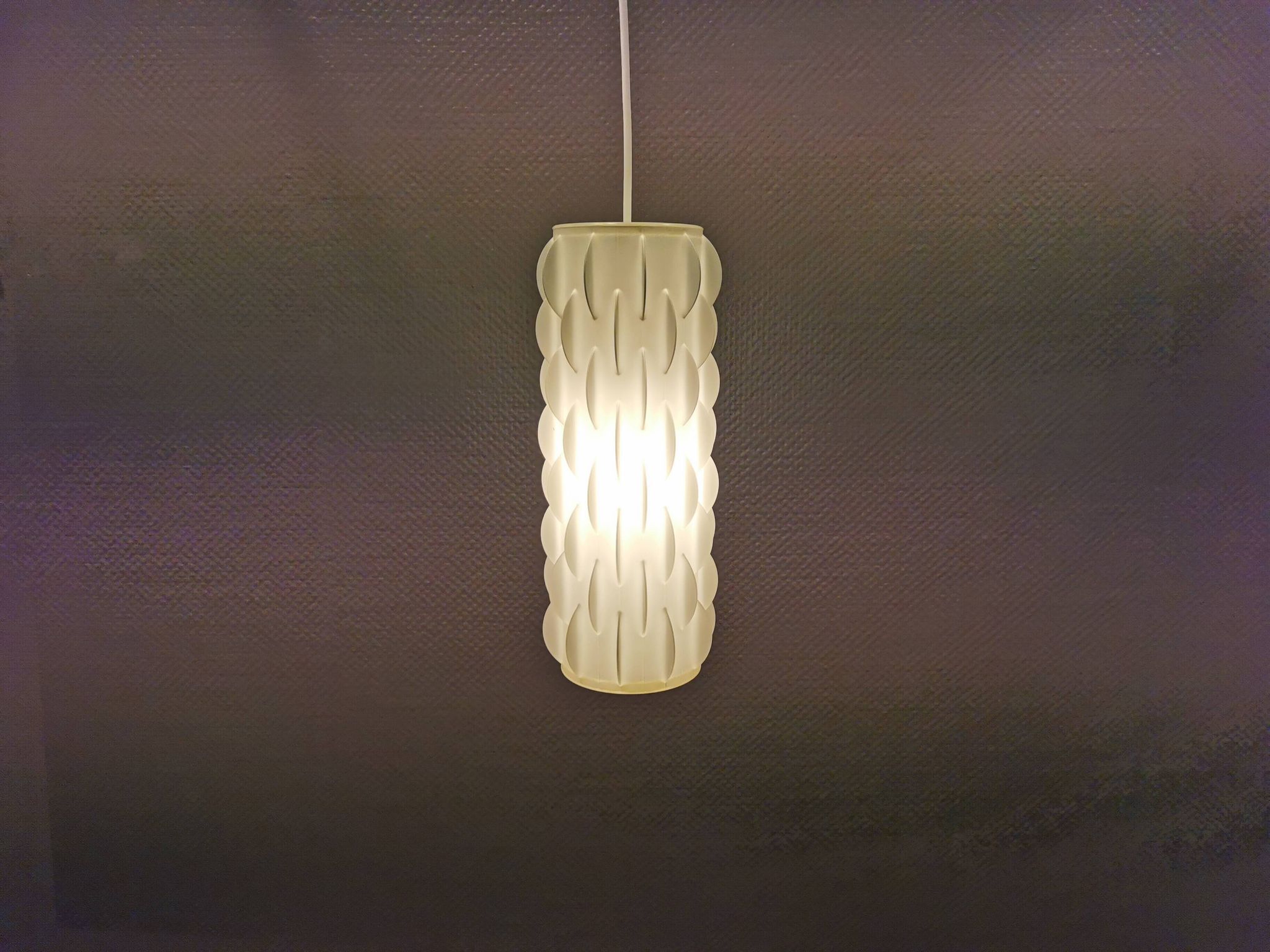 Lampe suspendue modèle Contour, conçue par Lars Schiøler et réalisée par Høyrup Lighting dans les années 1970.