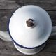 Cafetière émaillée blanche et bleu