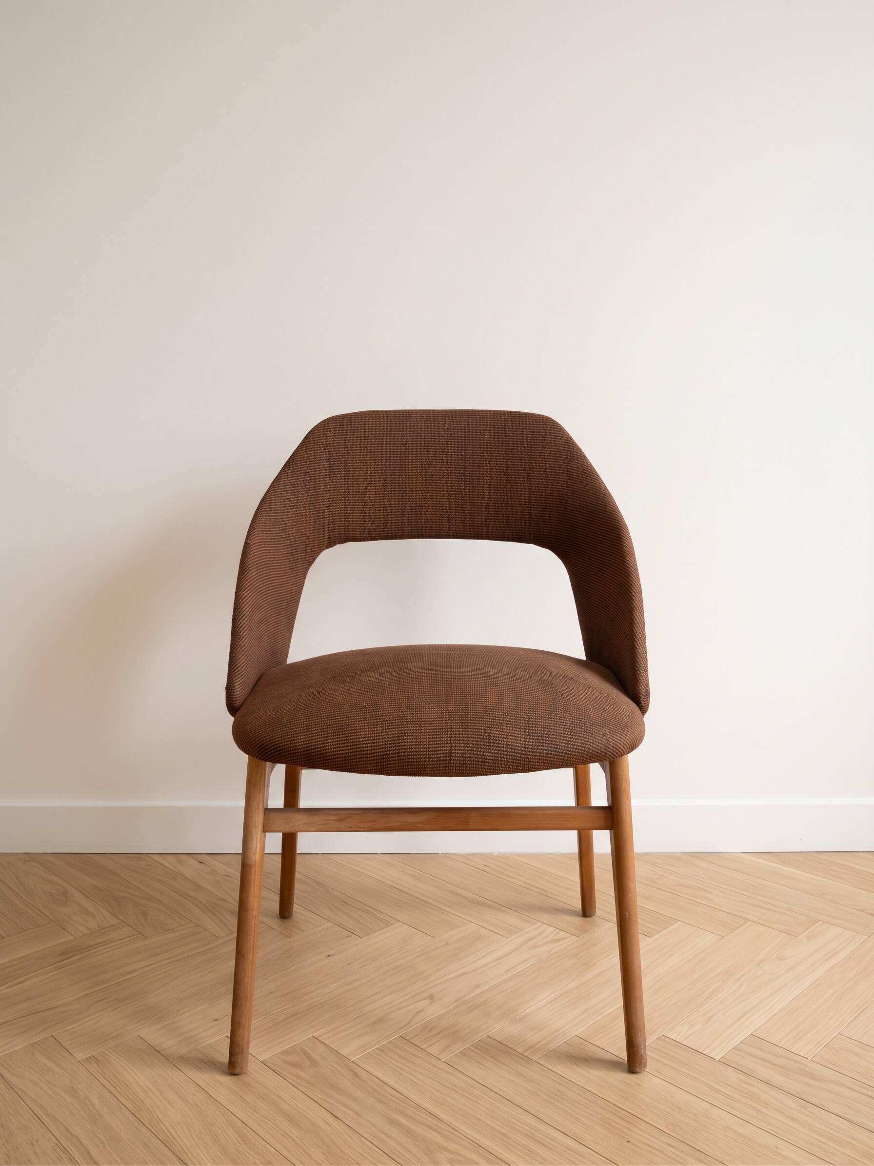 Set of 3 vintage 1960s chairs in wood and brown fabric.