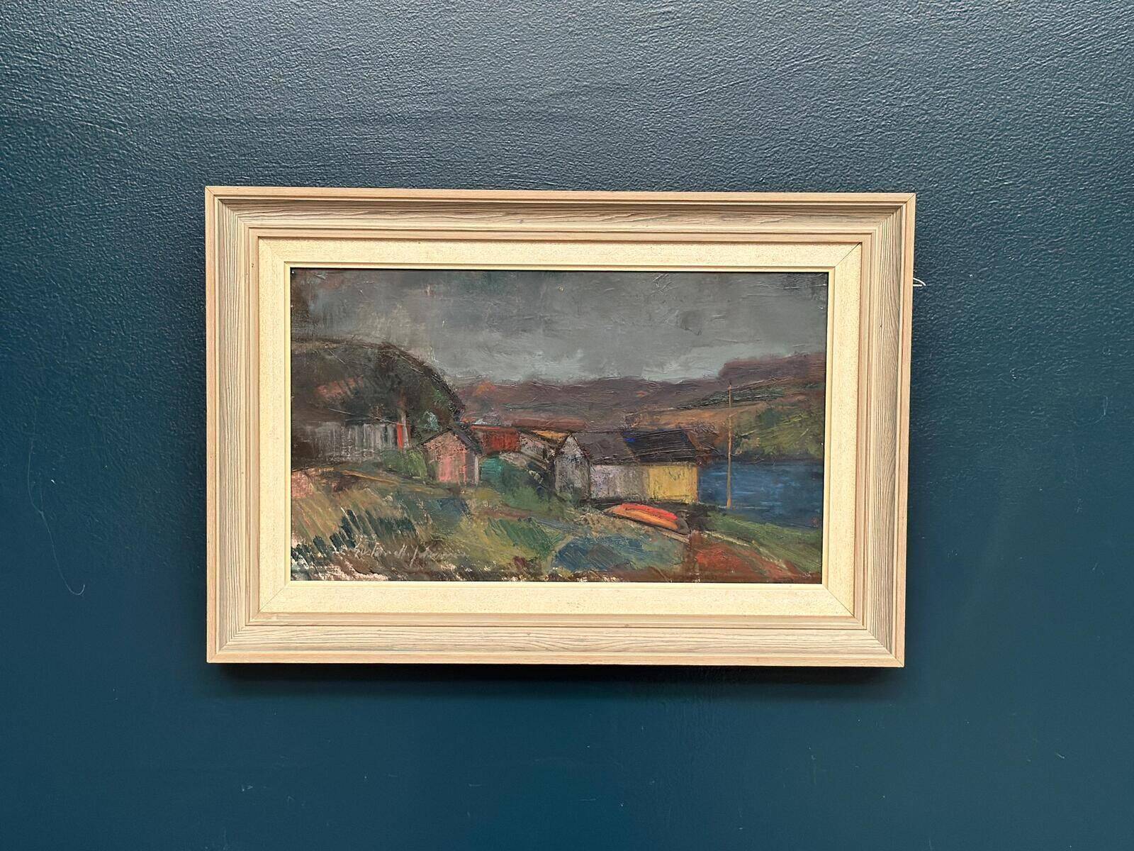 Huile sur toile suédoise d'époque mi-siècle – « Village » par Gustav Adolf Johansson – Vintage et encadrée – Environ 35,5 × 52,5 cm (14" × 20,7")