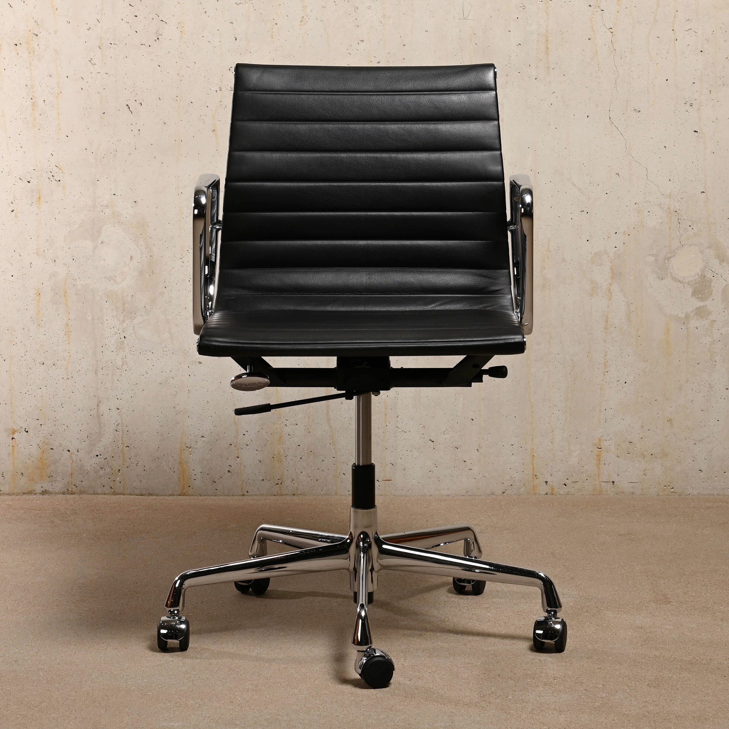 Charles & Ray Eames EA117 Office Chair in Black Leather and Chrome, Vitra