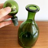 Bouteille à carafe en verre vert avec bouchon rond dans le style du verre Blenko ou Empoli