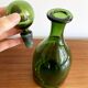 Bouteille à carafe en verre vert avec bouchon rond dans le style du verre Blenko ou Empoli