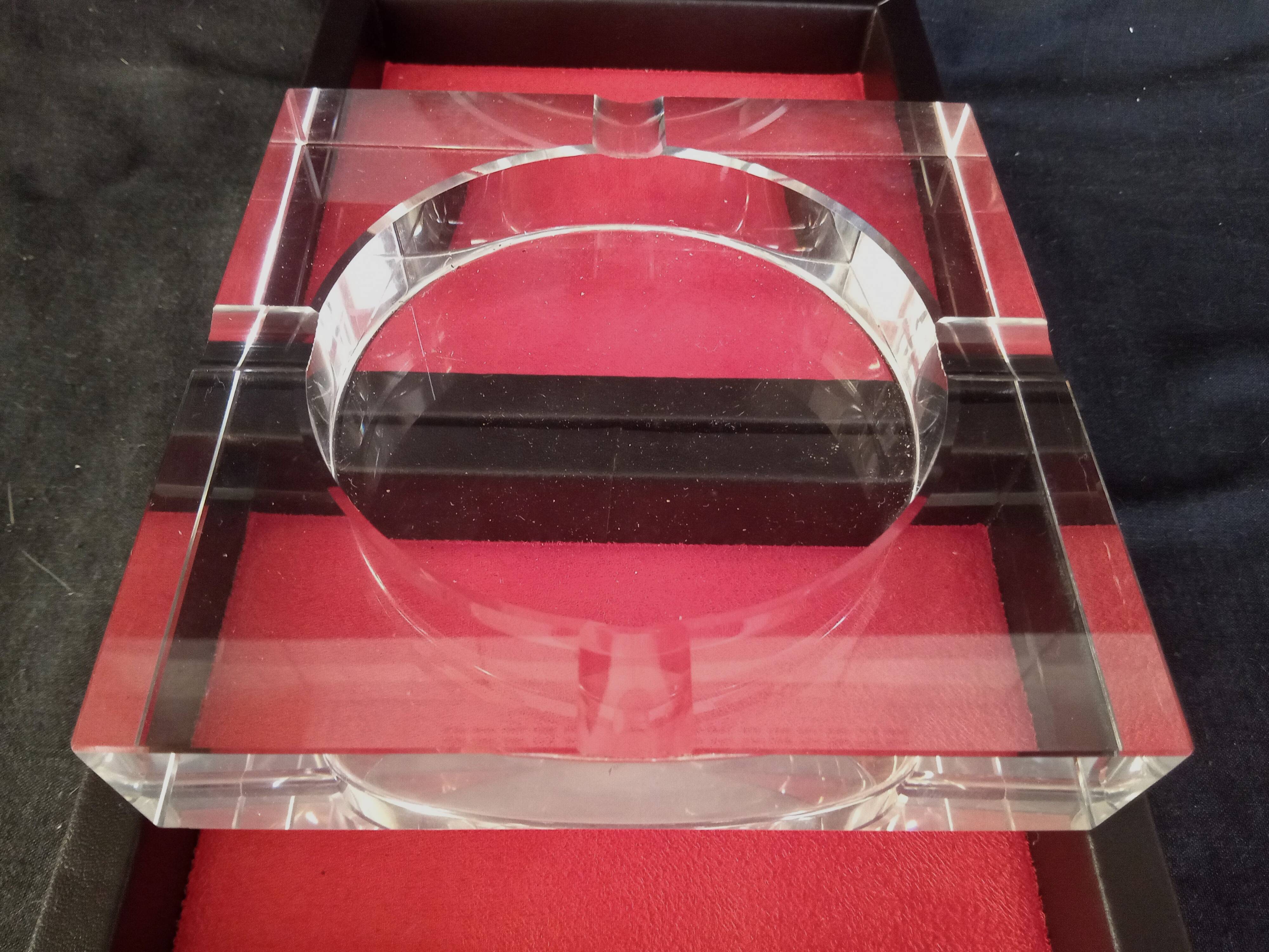 Art Deco crystal ashtray, in its presentation box, in new condition.