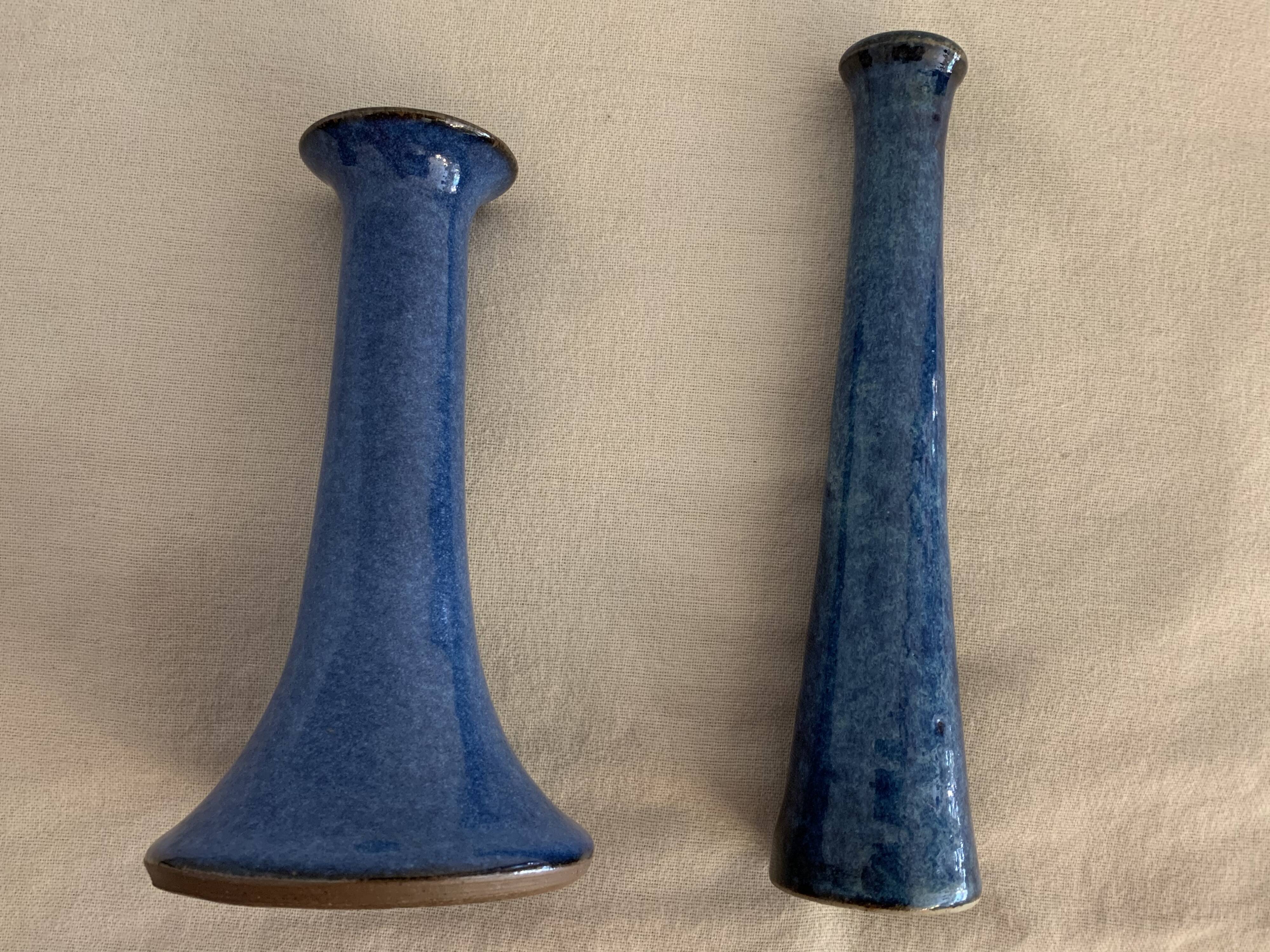 Paire de petits vases soliflores en grès bleu émaillé