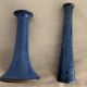 Paire de petits vases soliflores en grès bleu émaillé