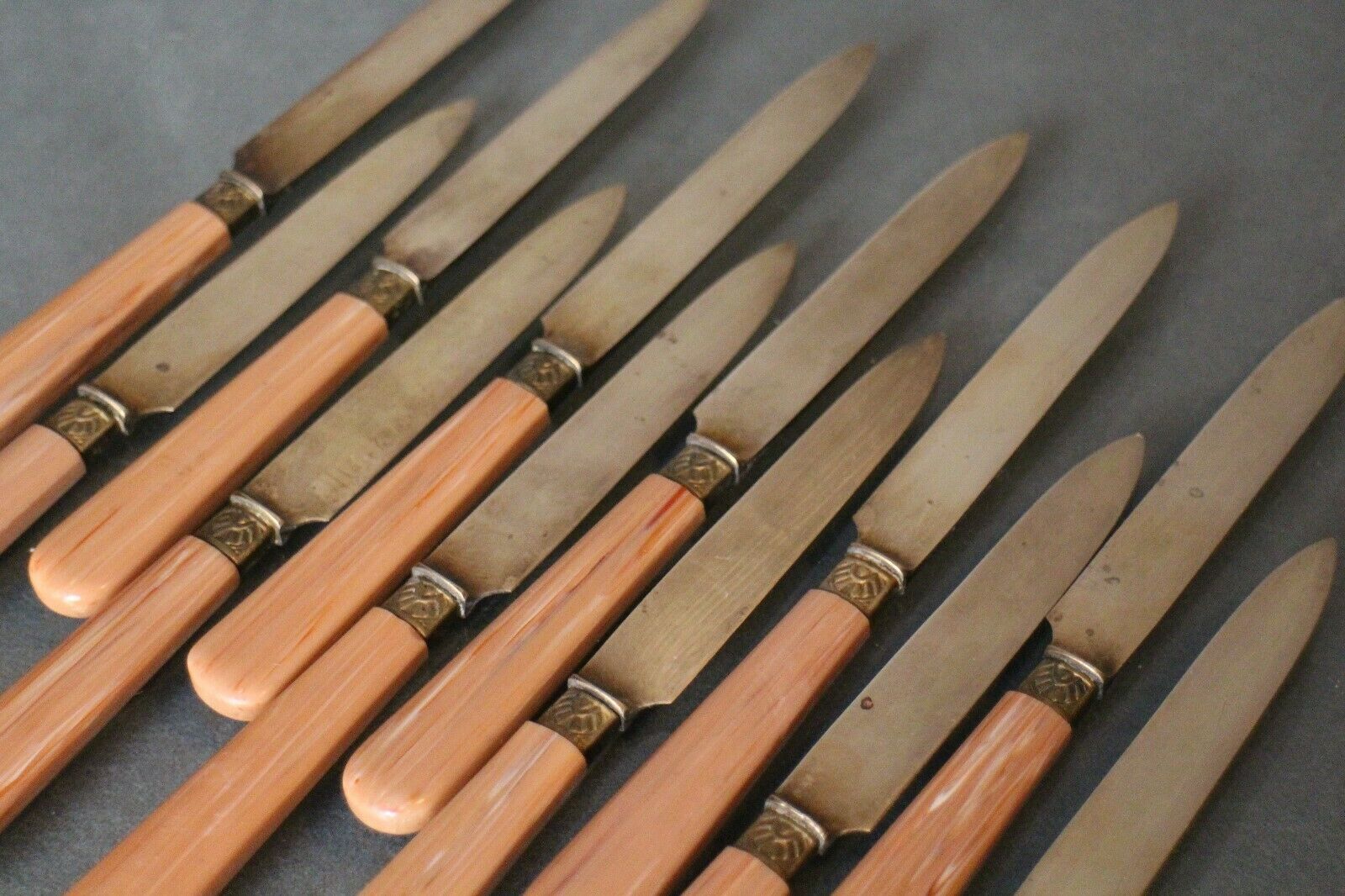 Suite of 12 dessert knives in gold metal blades