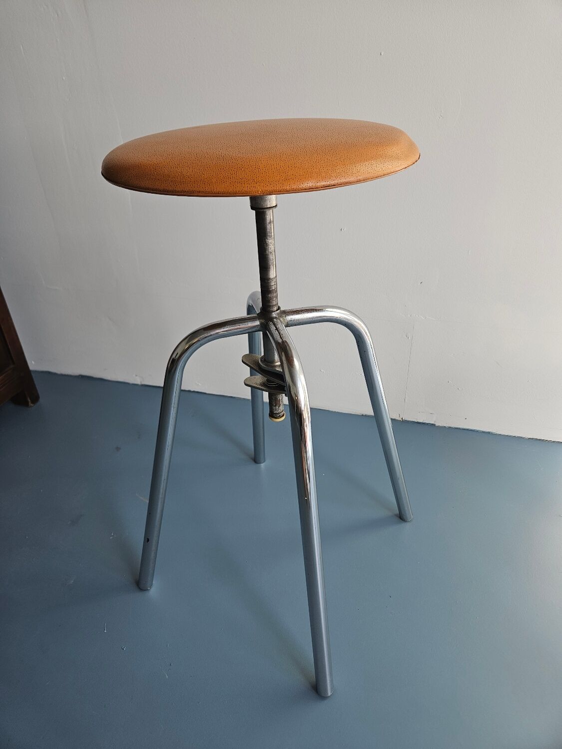Adjustable architect's stool