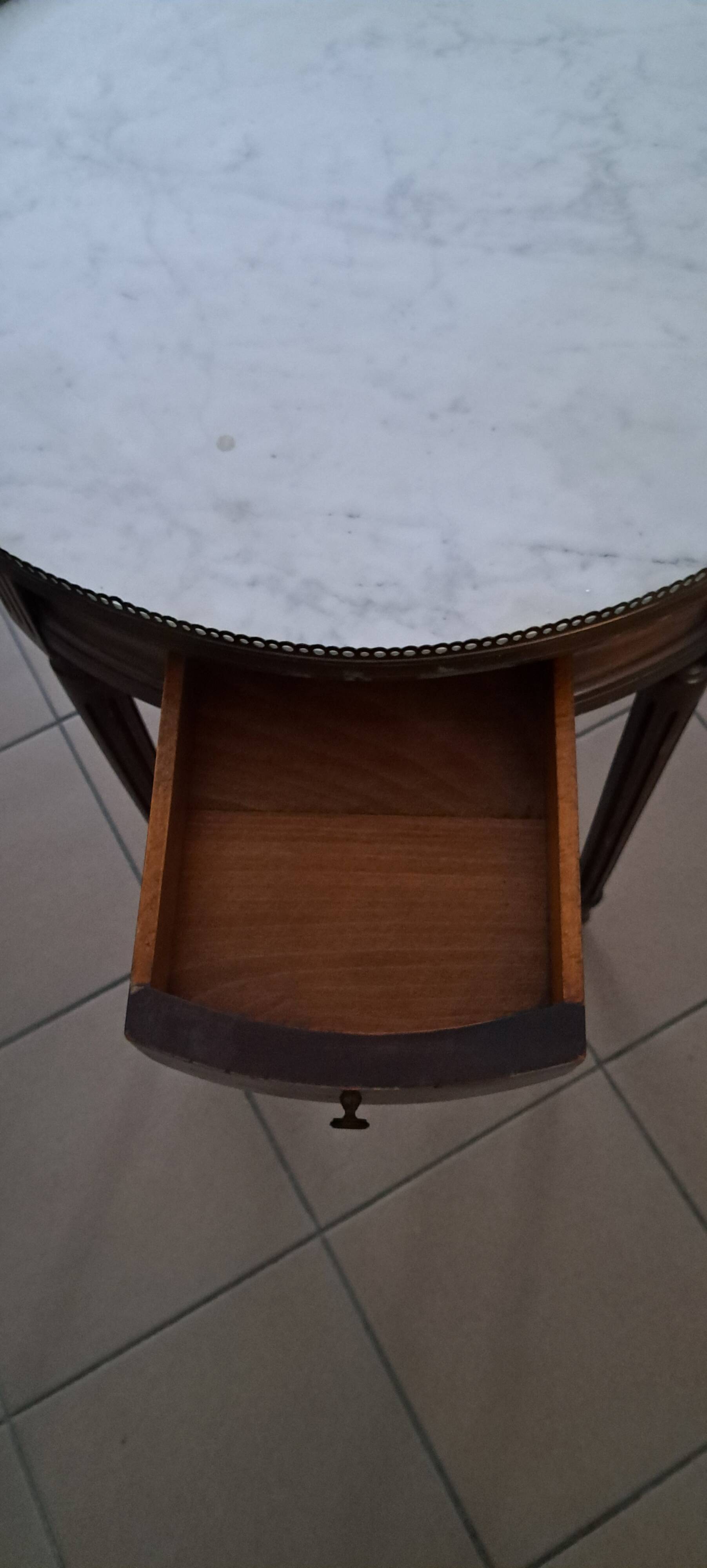 Table bouillotte, guéridon de style Louis XVI en marbre et laiton