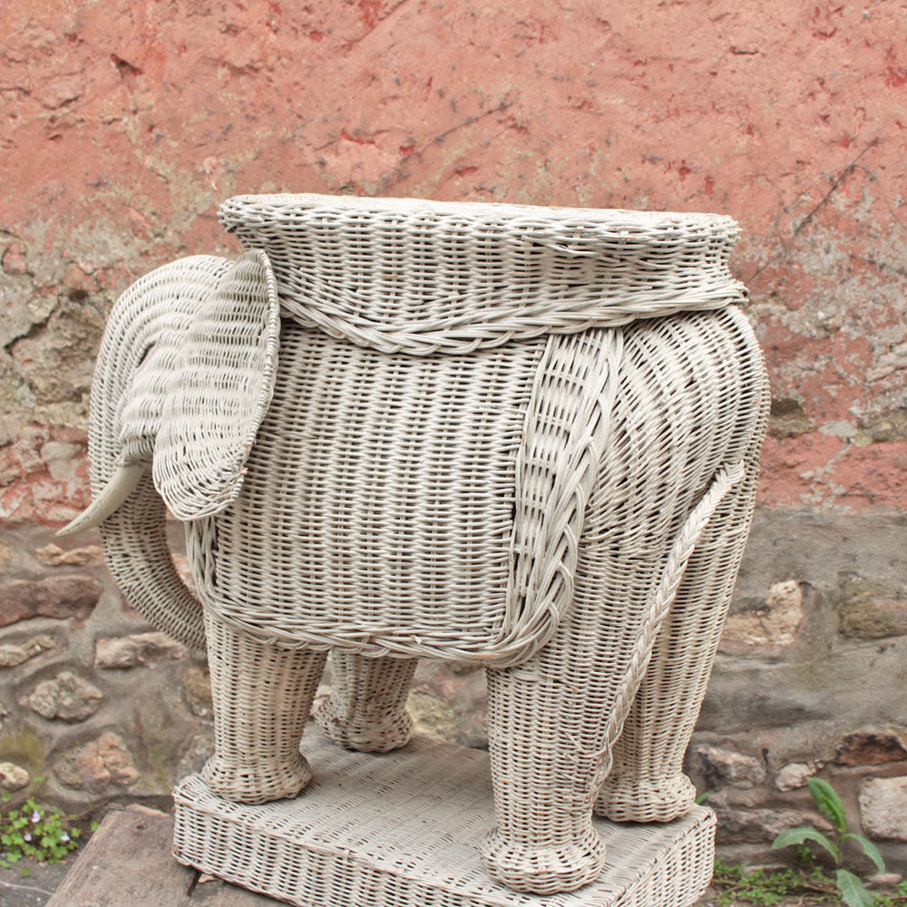 Vintage rattan elephant couch tip
