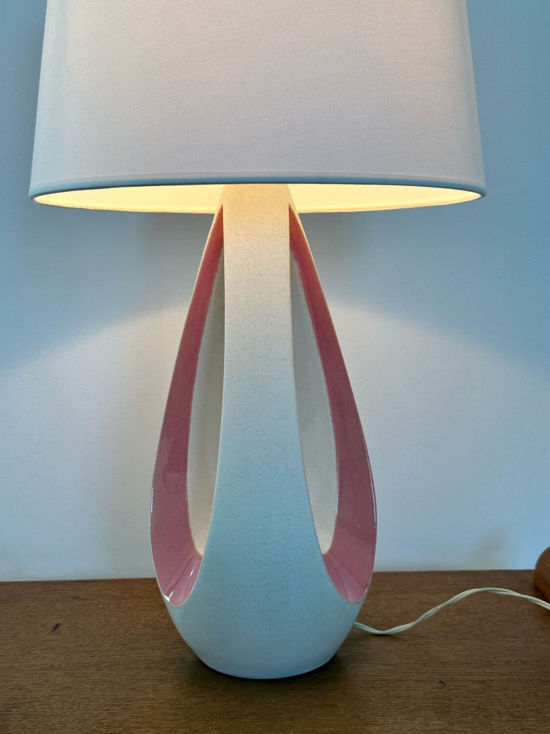 Organic design lamp in white and pink ceramic circa 1950