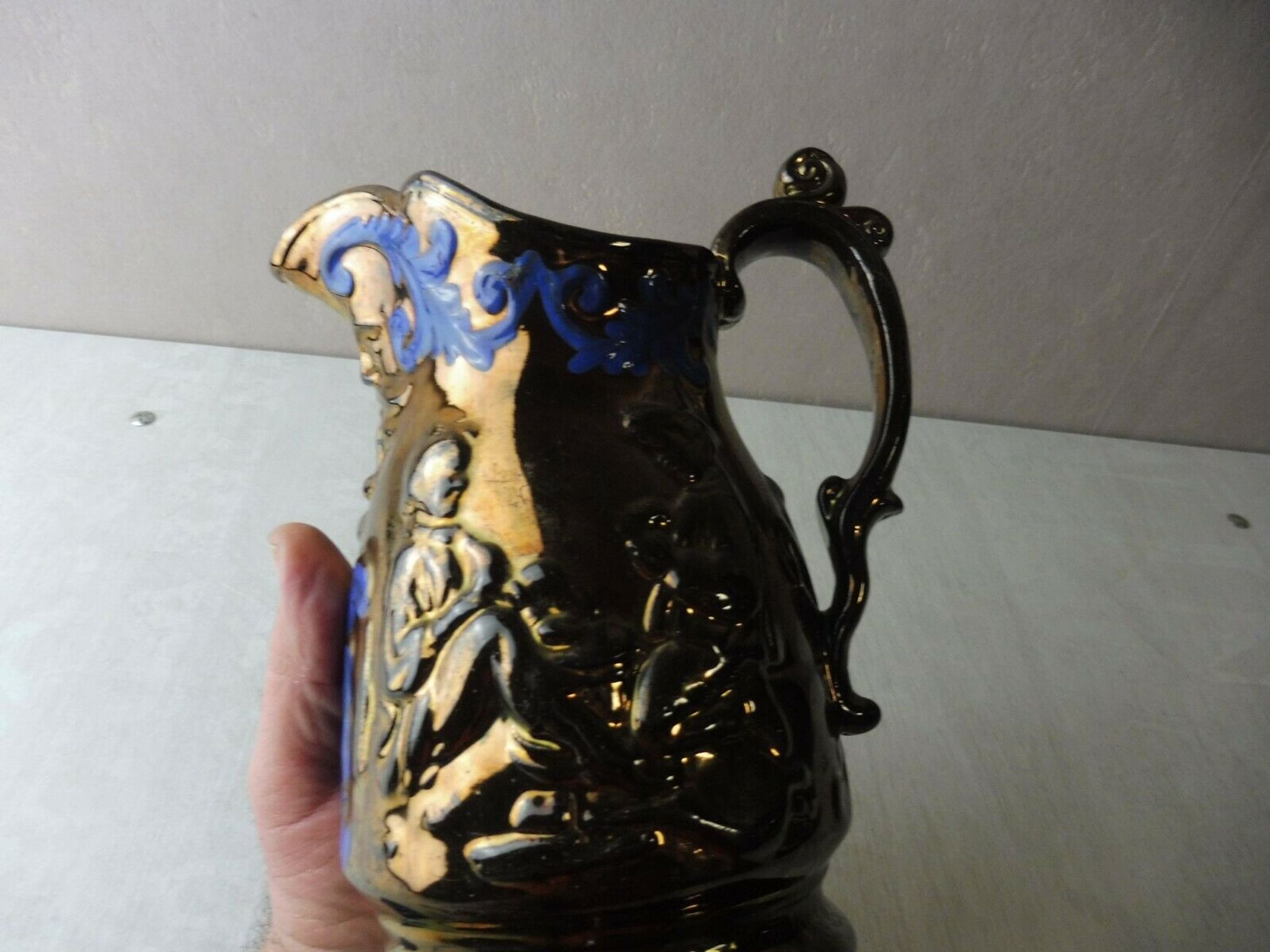 Decanter decoration relief, in jersey ceramic, nineteenth