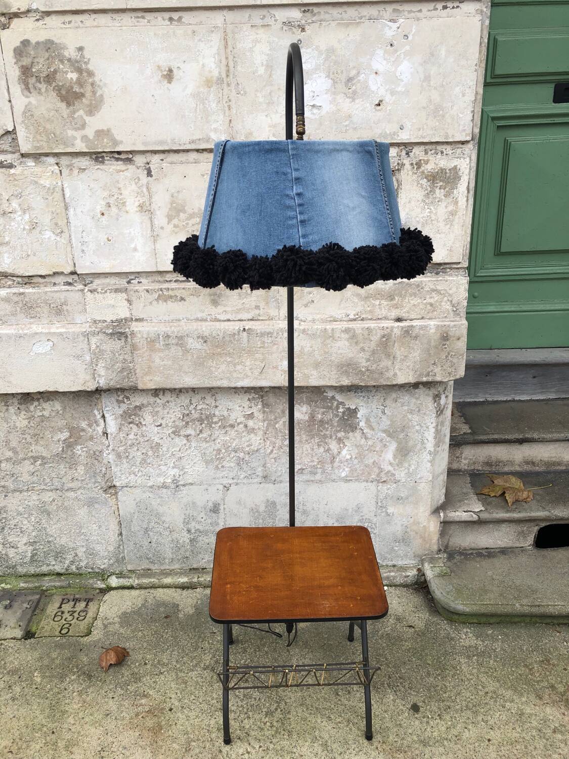 Reading light with scoubidou magazine holder