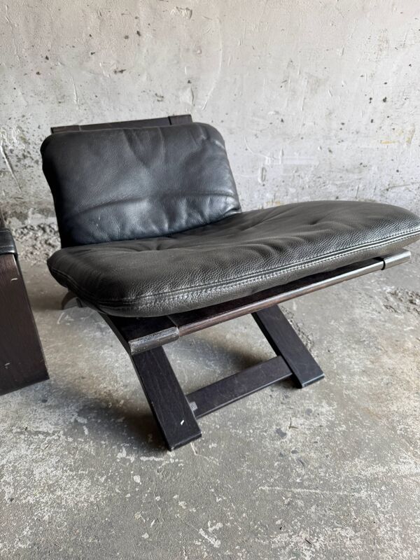 Fauteuil vintage scandinave en cuir noir avec repose-pieds — Structure en bois massif foncé, style moderne du milieu du siècle