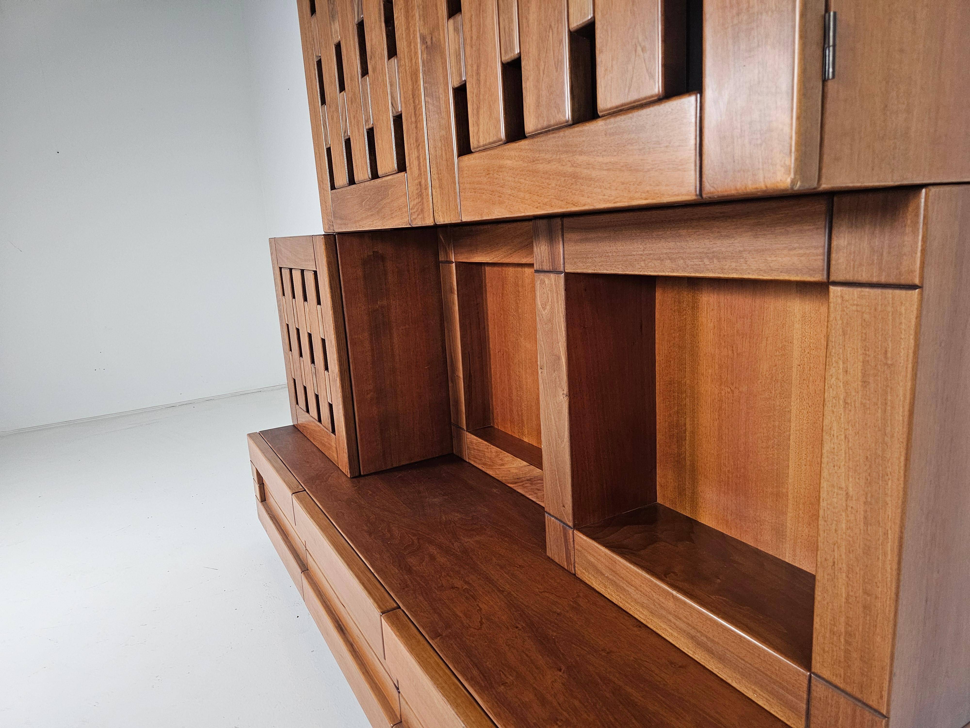 Buffet Plato en bois de noyer massif par Ferdinando Meccani, 1969