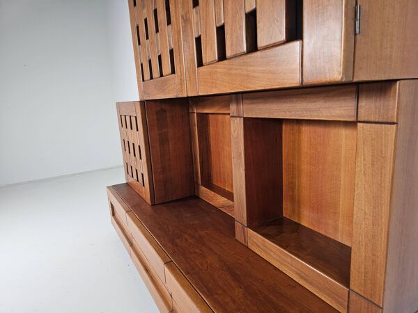 Buffet Plato en bois de noyer massif par Ferdinando Meccani, 1969