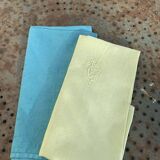 Lot duo, compose de deux grandes serviettes en coton et lin teintées bleue et verte anis, brodées,