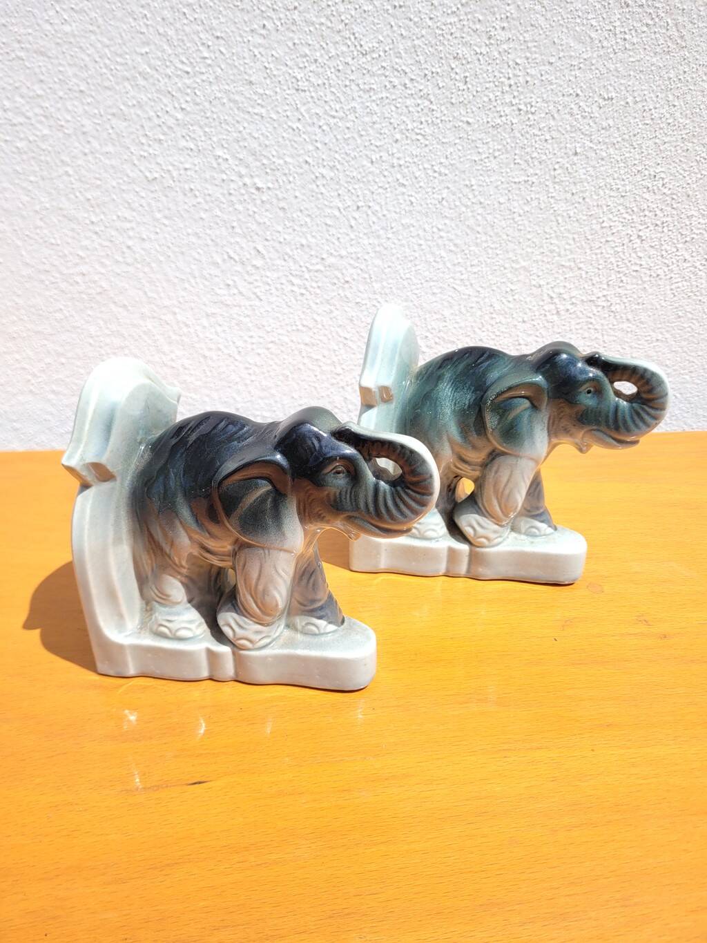 Ancien serre livre éléphant en céramique