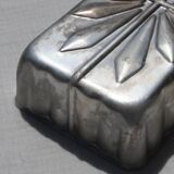 Metal cake pan