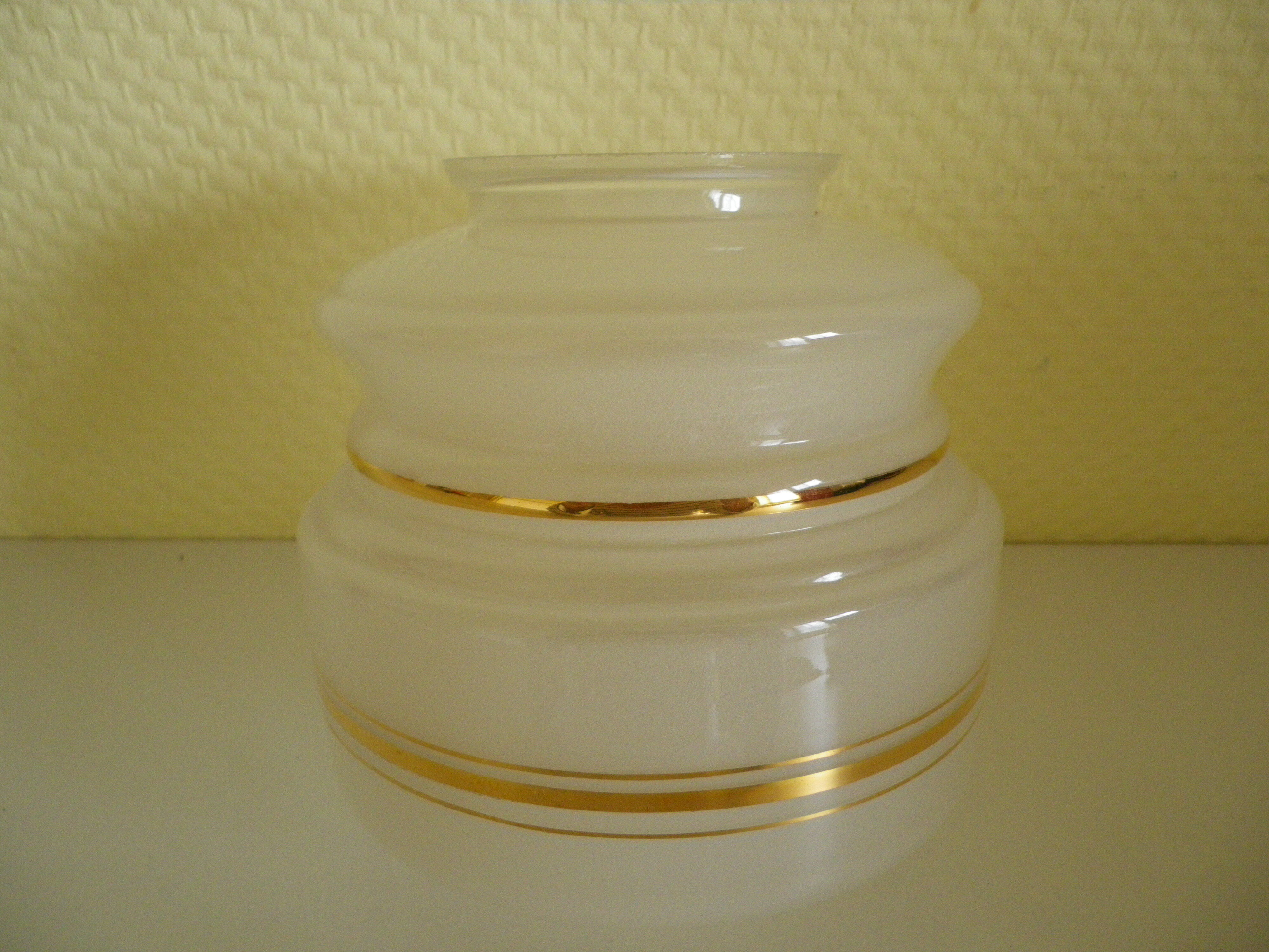 Suspension in brass and opaline country based 1960s/1970s