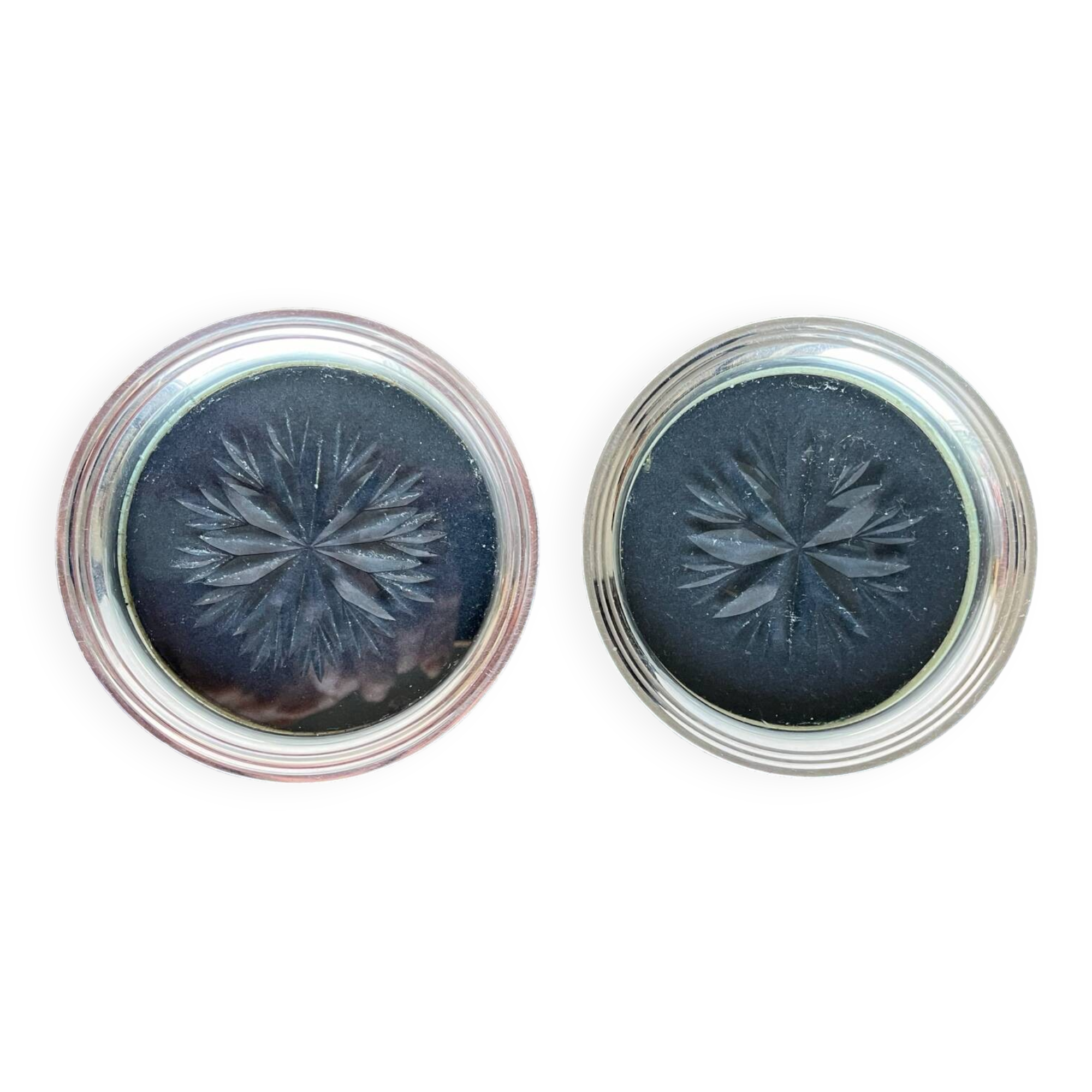 2 Bottle coasters in cut glass and silver metal