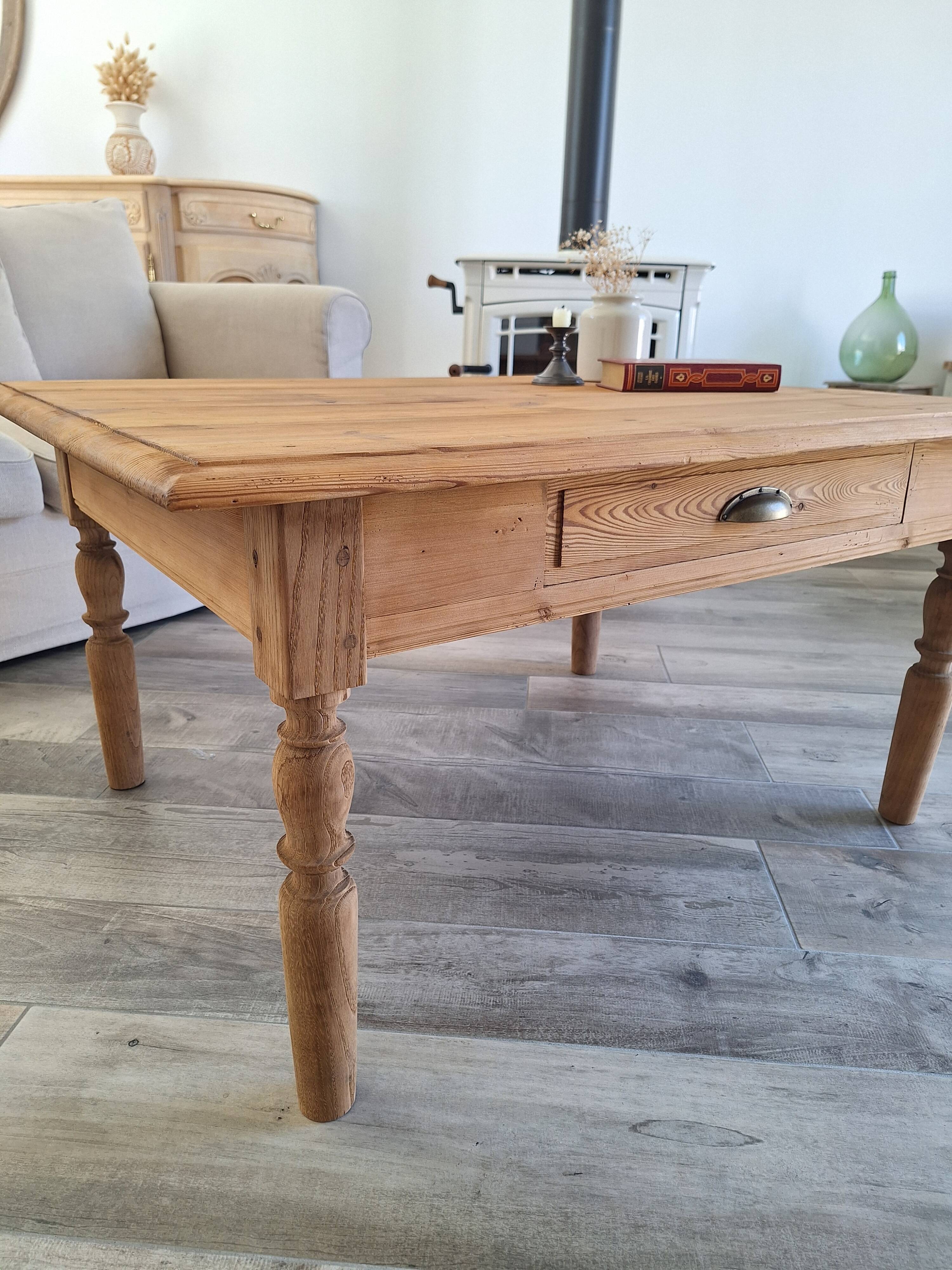 Farmhouse coffee table in solid wood, country style.