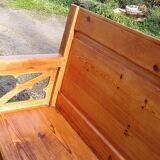 Banc d'église en pitchpin de 4 places numérotées