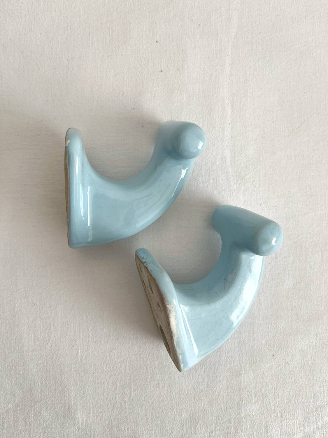 2 patères de salle de bain vintage en céramique bleue