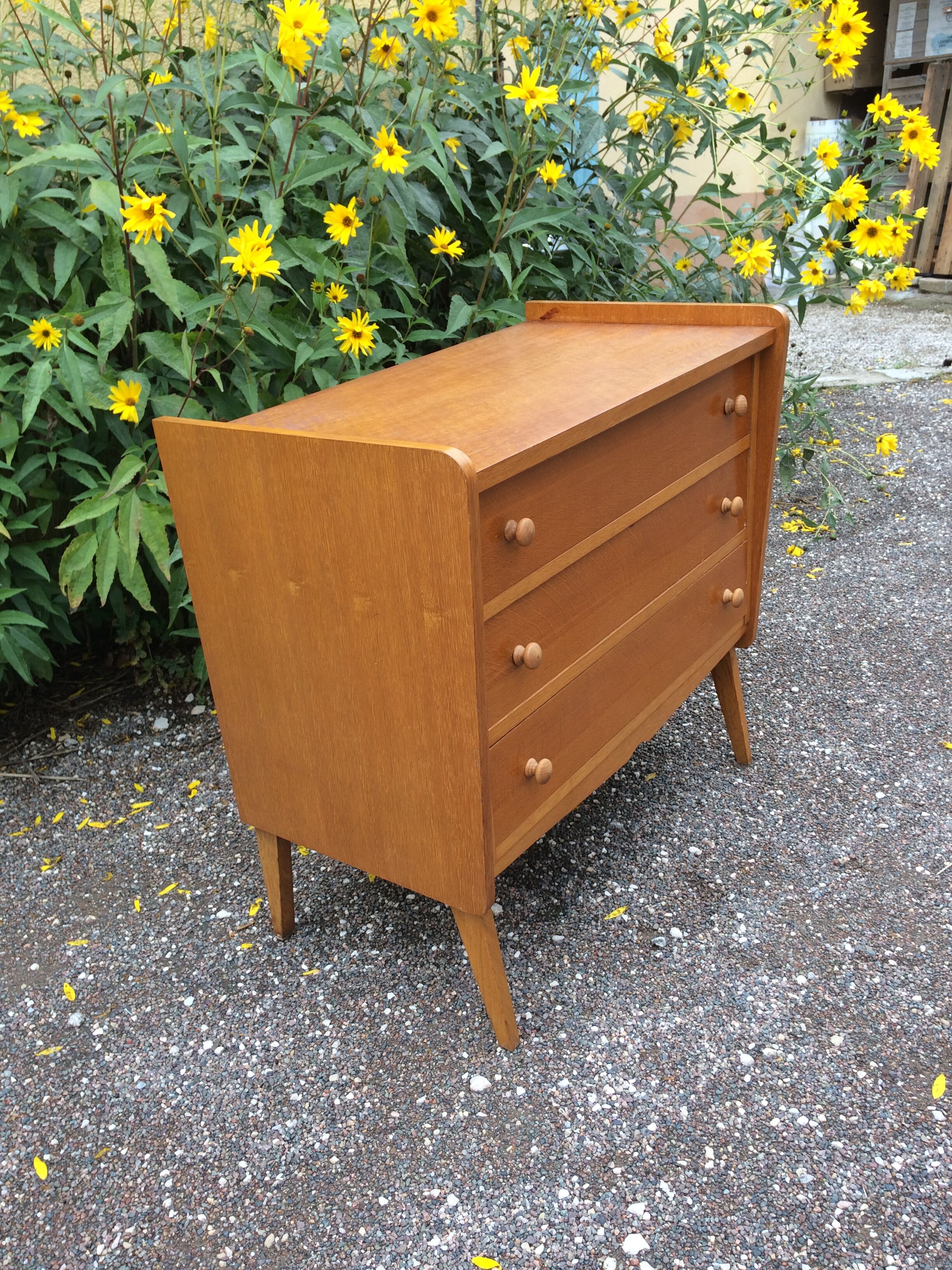 Dresser compass feet