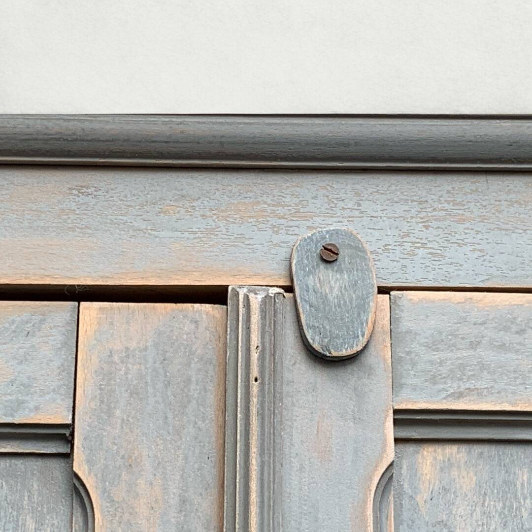 Armoire parisienne ancienne Luterma patine grise bleutée