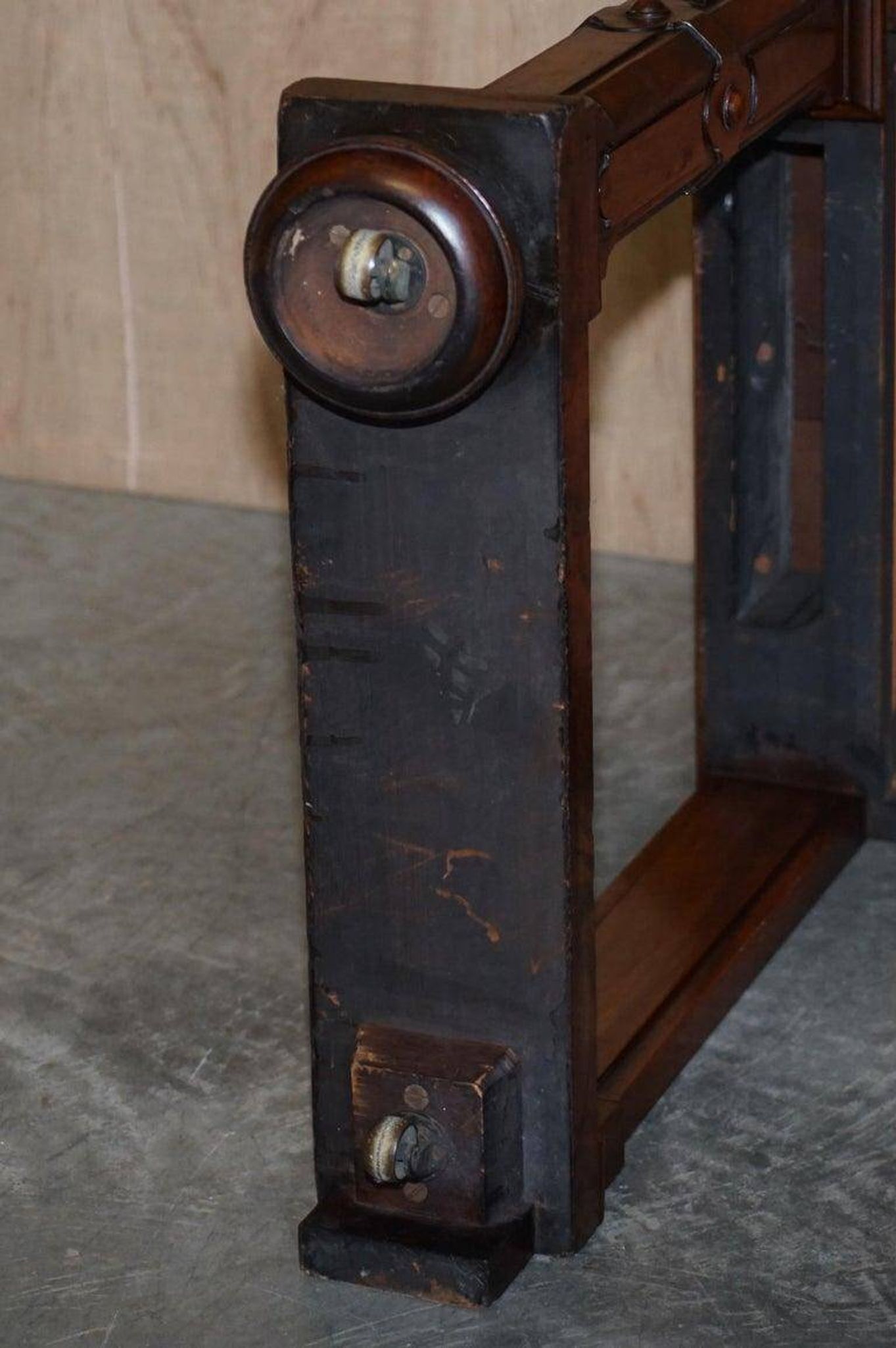 Table d'écriture Renaissance en noyer flamé style Pugin, vers 1850
