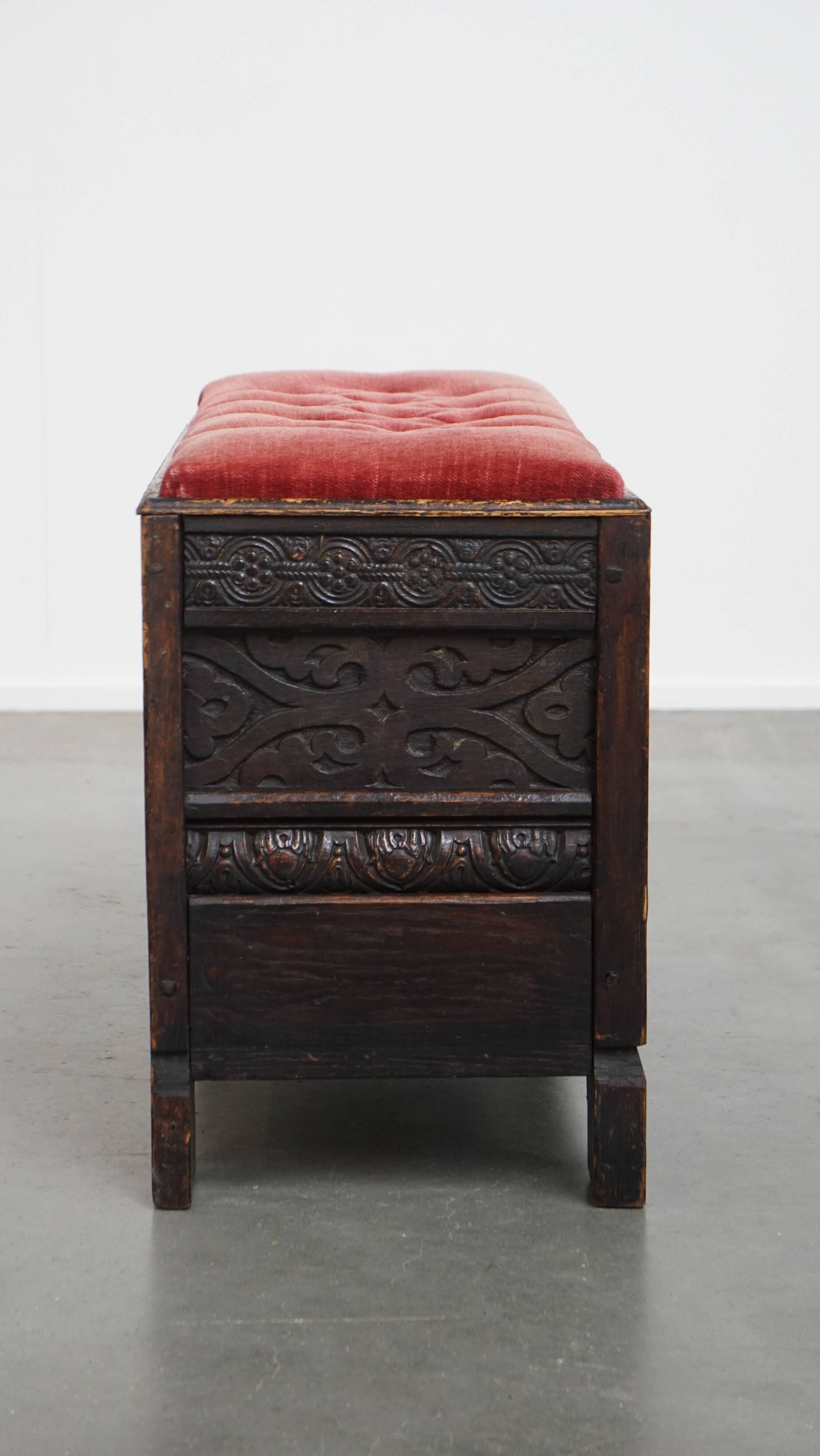 Banc/coffre anglais antique avec siège capitonné rouge
