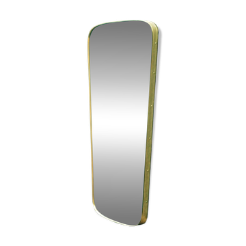 Miroir rectangulaire au bord arrondi et cadre en laiton repoussé