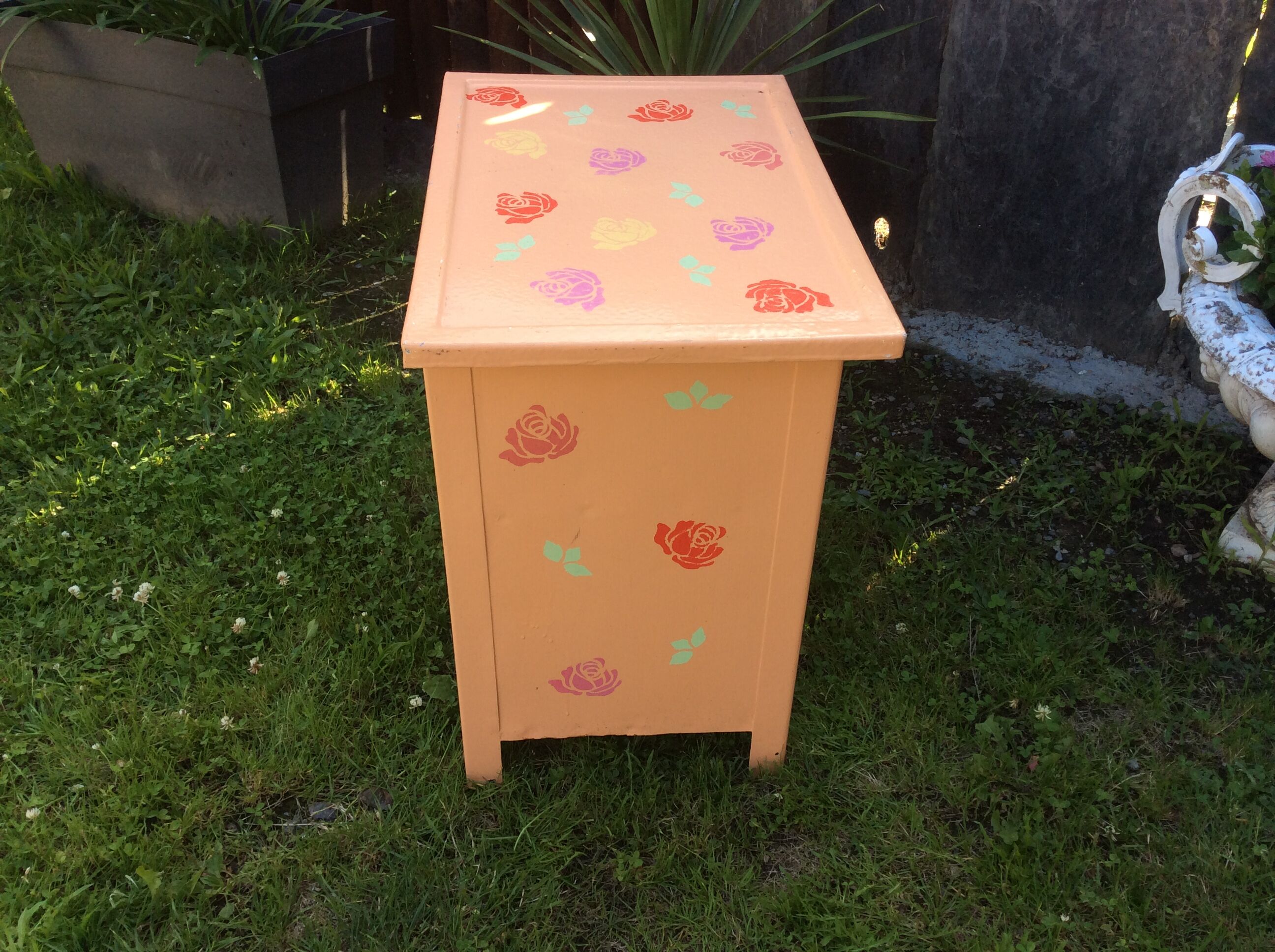 Small vintage buffet with 2 doors in painted sheet metal.
