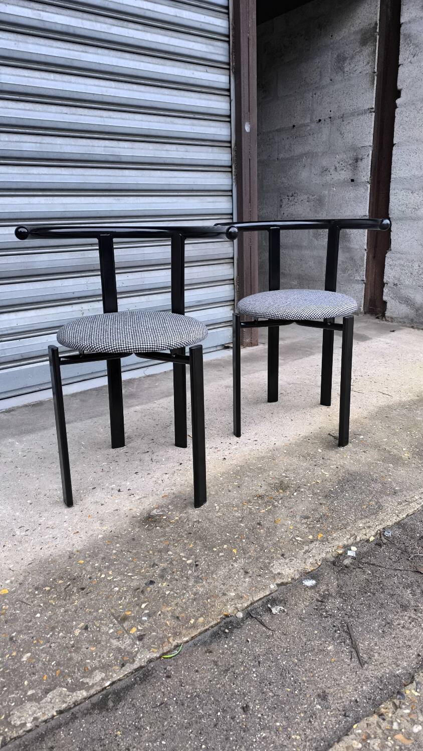 Paire de chaises moderniste 1980