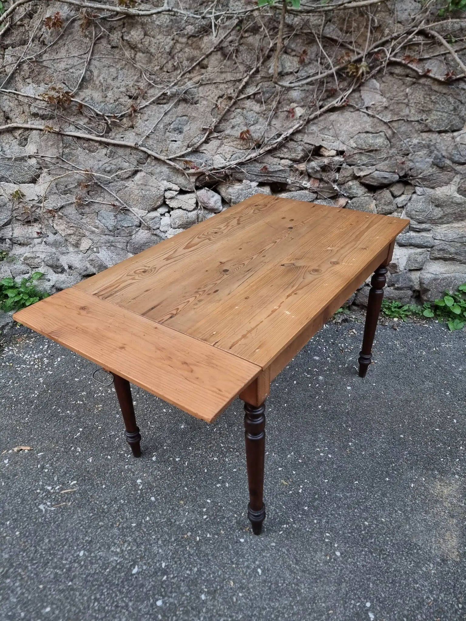 Vintage pine table with drop-leaf extension and turned beech legs, France, 1930s.