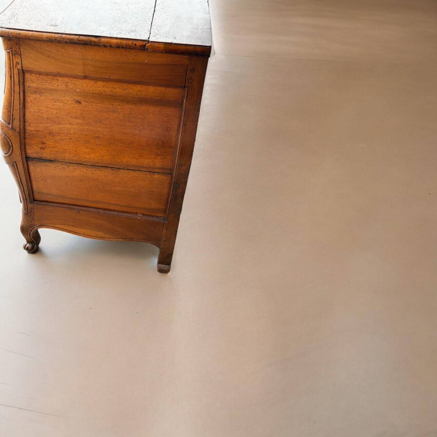 Commode Tombeau Louis XV En Noyer D’époque XVIIIème