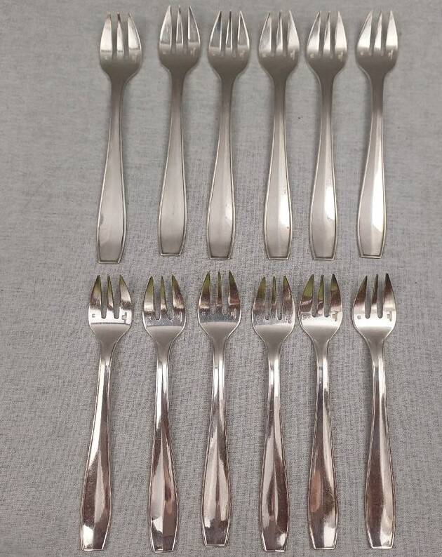 Christofle Atlas - 12 silver-plated oyster forks in very good condition.