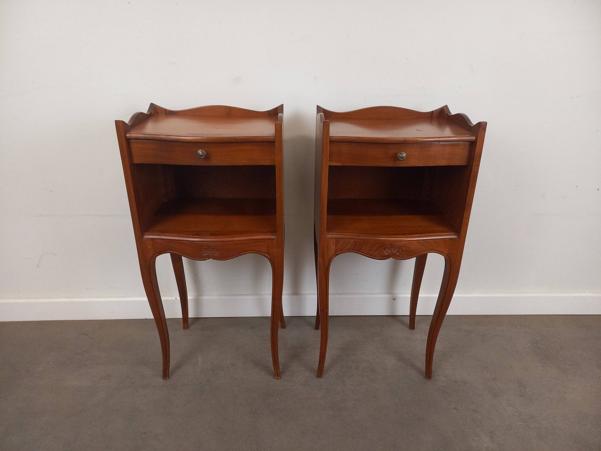 Paire de tables de chevet style Louis XV